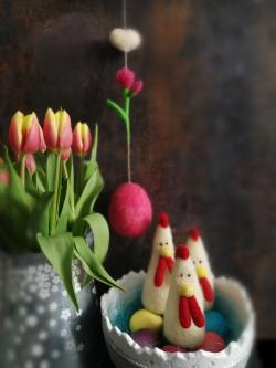 picture - 
Символите на Великден са яйцата, зайчетата, пиленцата, овцете, гнездата, зеленината, цветята и всичко свързано с природата и пролетта. Те трябва да присъстват на празничната маса. 